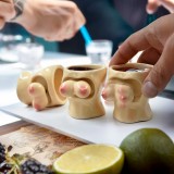 Bicchierini con seni rimbalzanti