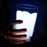 Bicchiere di latte luminoso