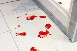Per un bagno… di sangue! tappetino-doccia-insanguinato
