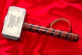 Replica 1:1 di Mjolnir, il martello di Thor Mjolnir: replica 1:1 del martello di Thor