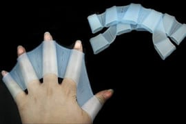 Swim Gloves, in piscina con una marcia in più! Swim Gloves