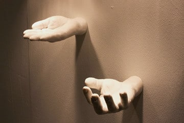 Mensole e portaoggetti a forma di mani