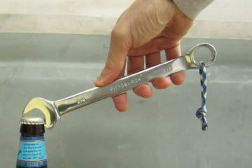 La chiave inglese apribottiglie