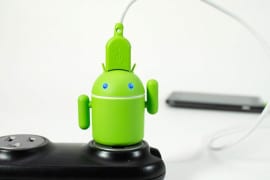 Andru, la mascotte di Android caricabatterie caricatore-usb-android