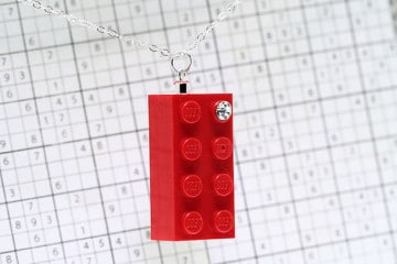 La collana LEGO con brillante