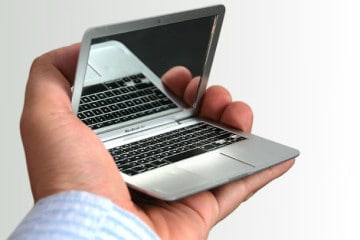 Specchietto da borsa a forma di MacBook Air