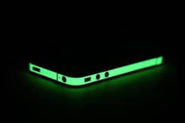 Rendi fosforescente il bordo dell’iPhone 4 bordi-fluorescenti-per-iphone-4