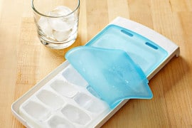 Lo stampo per ghiaccio con coperchio stampo-ghiaccio-con-coperchio