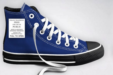 Le scarpe TARDIS in stile Converse