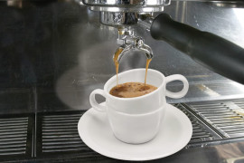 La tazzina per il caffè doppio tazzine-impilate