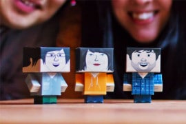 Una miniatura di cartone di noi stessi foldable-me