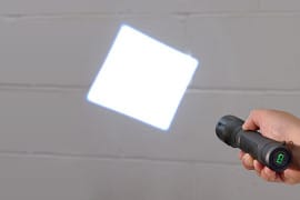 Bushnell HD Torch – La torcia “quadrata” torcia-con-fascio-luminoso-quadrato