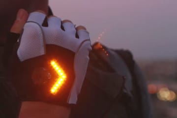 I guanti da ciclista con indicatori di direzione