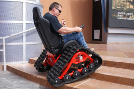 La sedia a rotelle estrema tankchair