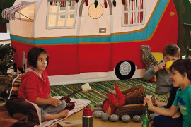 La tenda gioco e i peluche da campeggio tenda-da-gioco-e-peluche-campeggio