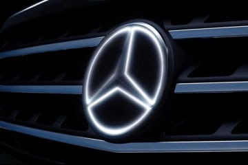La stella Mercedes luminosa