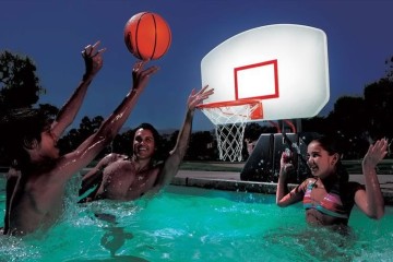 Il canestro da piscina luminoso