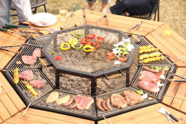 La tavola ottagonale da grigliata tavolo-ottagonale-con-barbecue
