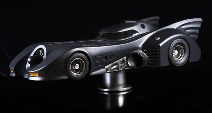 hottoys-batmobile-scala-1-6-piedistallo