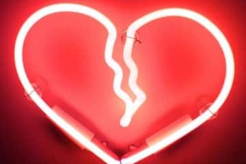 Il neon cuore spezzato