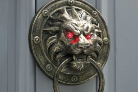 Il Leone infernale per ingressi batacchio-leone-con-occhi-luminosi