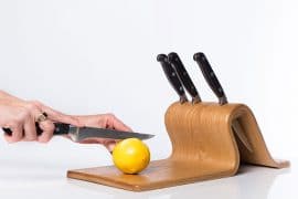 Il ceppo di coltelli con tagliere ceppo-coltelli-con-tagliere