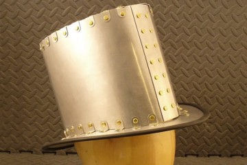 Cappello a cilindro di metallo