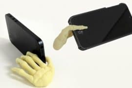 La mano scheletrica per smartphone stand-per-smartphone-mano-scheletrica