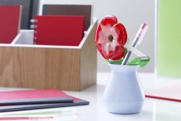 Vaso con fiore da scrivania