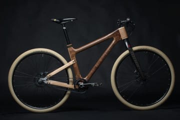 Bici con telaio di legno