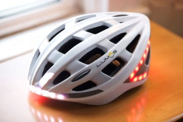 Casco con luci integrate