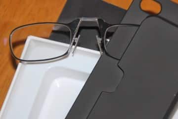 Cover con occhiali da lettura