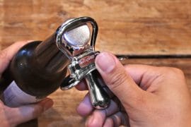 Ciuccio apribottiglie pacifier-bottle-opener