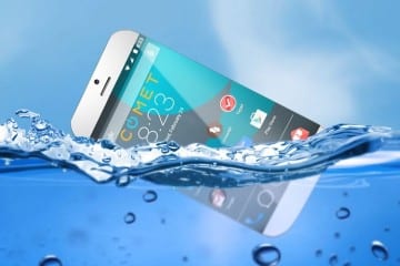 Smartphone che galleggia