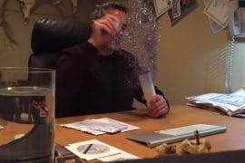 Lo scherzo dei brillantini glitter-bomb