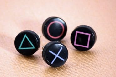 Orecchini pulsanti PlayStation