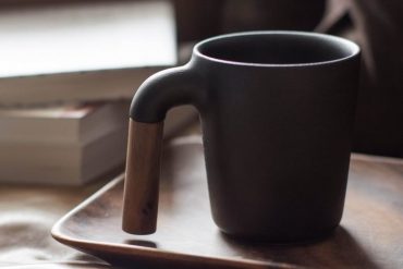 Mug con manico di legno