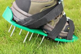Sottoscarpa chiodati per arieggiare il prato suole-chiodate-per-aerare-giardino
