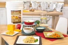 Bidone con 30 giorni di scorte di cibo Bidone con 30 giorni di scorte di cibo