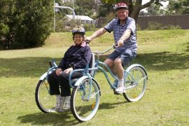 Bicicletta-sedia a rotelle Bicicletta-sedia a rotelle