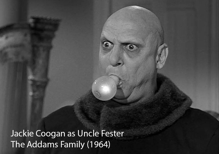 Jackie Coogan (Zio Fester) in "La famiglia Addams"