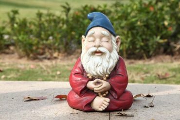 Nano da giardino meditabondo