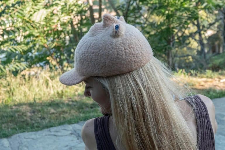 Cappello con volto umano