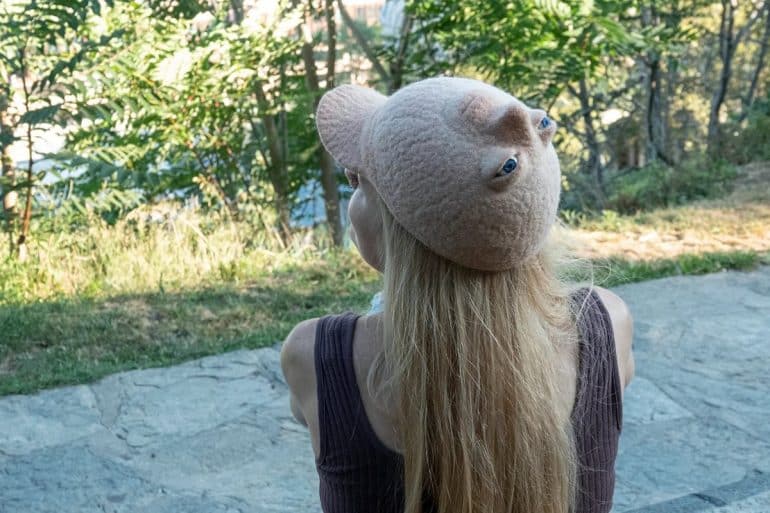 Cappello con volto umano