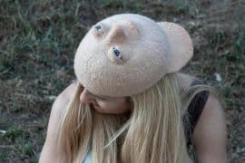 Cappello con volto umano Cappello con volto umano