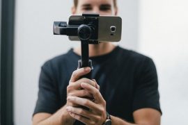 Come creare un video pubblicitario realmente efficace Depositphotos (uomo con startphone su gimbal)