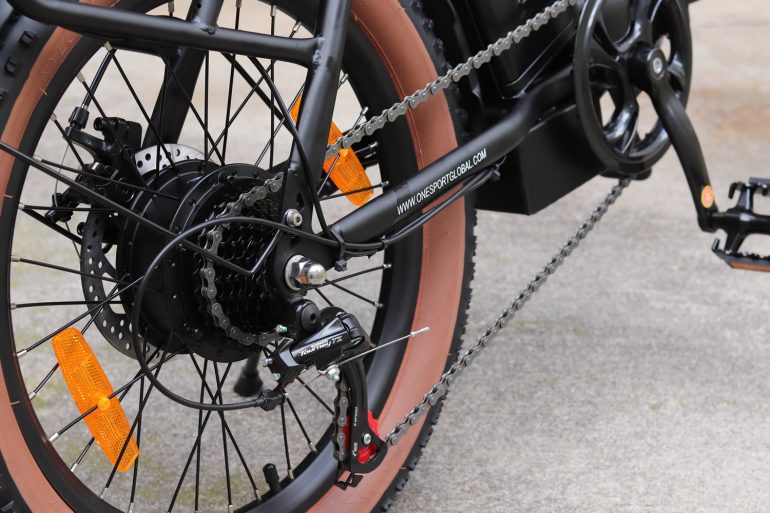 Bicicletta elettrica OneSport OT16 (cambio Shimano Tourney)