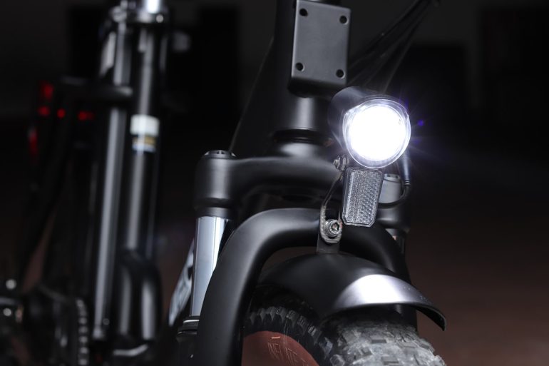Bici elettrica OneSport OT16-2 (luce anteriore)