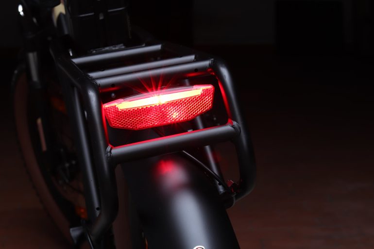 Bici elettrica OneSport OT16-2 (luce posteriore)