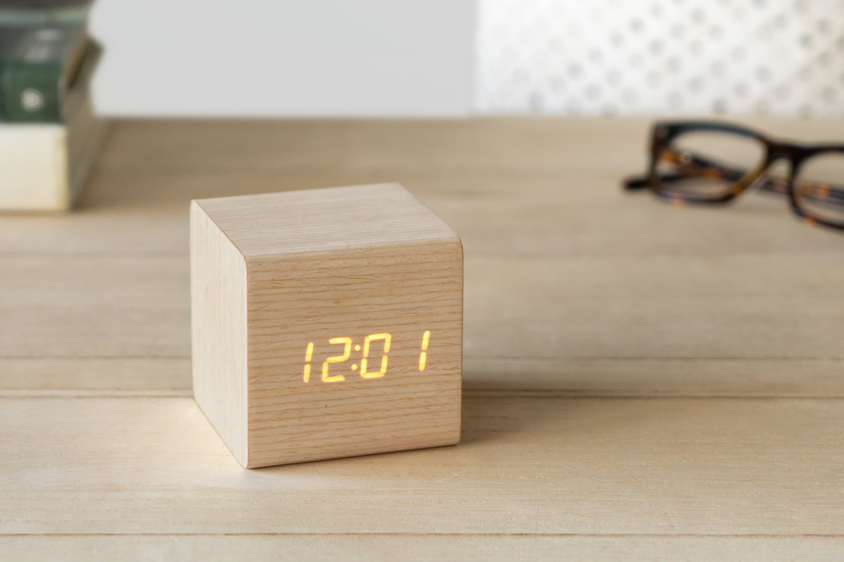 La sveglia nascosta in un cubo di legno